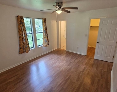 4319 Nw 26th Drive - Photo Thumbnail 6