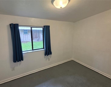 4319 Nw 26th Drive - Photo Thumbnail 13