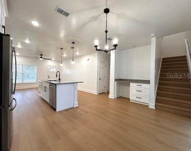 250 E Collins Street - Photo Thumbnail 4