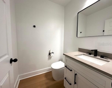 250 E Collins Street - Photo Thumbnail 14