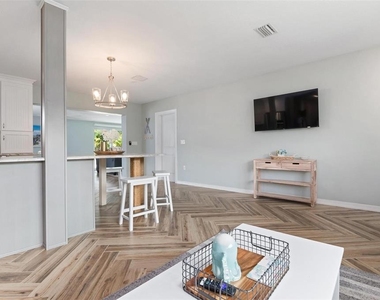 1512 W 42nd Street - Photo Thumbnail 5