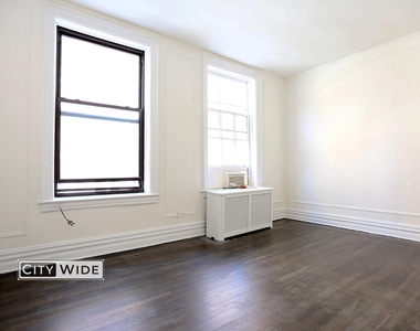 1045 Lexington Avenue - Photo Thumbnail 4