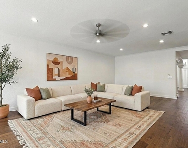 6528 Calle Placido Drive - Photo Thumbnail 9