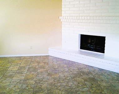 3022 E Glen Drive - Photo Thumbnail 2