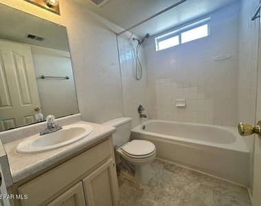 1411 Luz De Camino Way - Photo Thumbnail 5