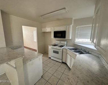 1411 Luz De Camino Way - Photo Thumbnail 3