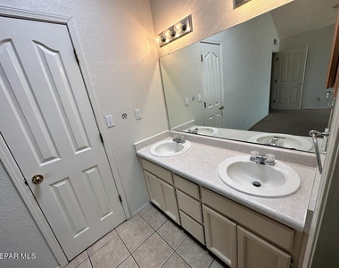 1411 Luz De Camino Way - Photo Thumbnail 9