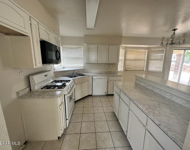 1411 Luz De Camino Way - Photo Thumbnail 2