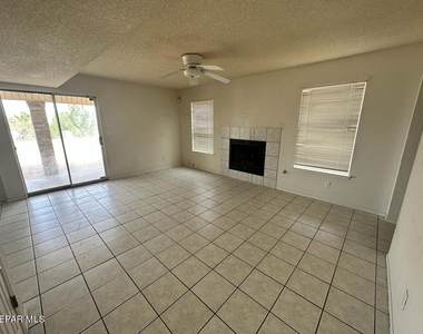 1411 Luz De Camino Way - Photo Thumbnail 4