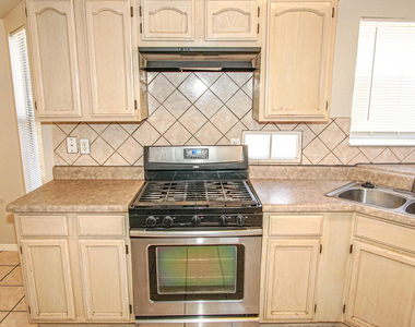 7481 Umbria Drive - Photo Thumbnail 10