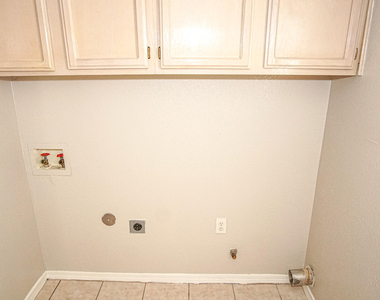 7481 Umbria Drive - Photo Thumbnail 4