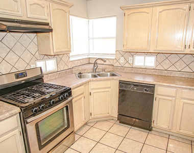 7481 Umbria Drive - Photo Thumbnail 9