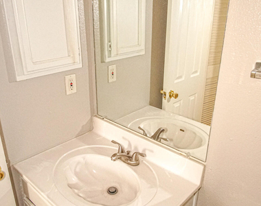 7481 Umbria Drive - Photo Thumbnail 5
