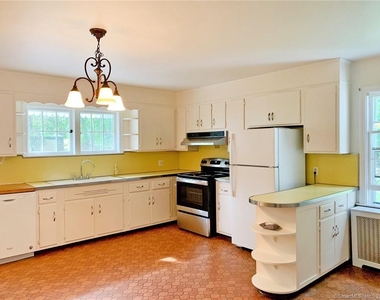 2727 Boston Post Road - Photo Thumbnail 4