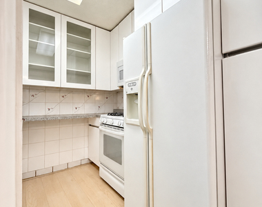 200 Rector Place - Photo Thumbnail 5