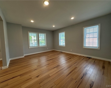128 Getrude St - Photo Thumbnail 7