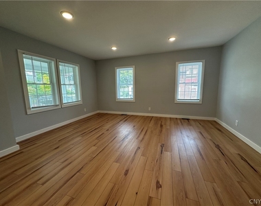 128 Getrude St - Photo Thumbnail 8