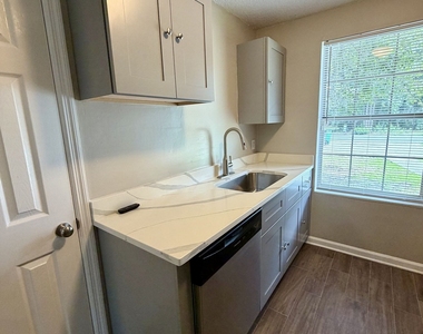 440 Admirals Walk Drive - Photo Thumbnail 9
