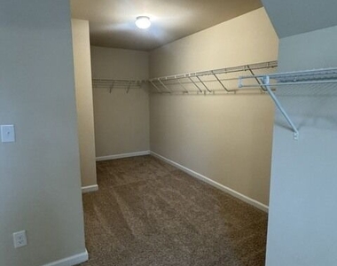 320 Homestead Circle - Photo Thumbnail 5