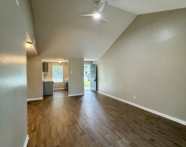 438 Admirals Walk Drive - Photo Thumbnail 4