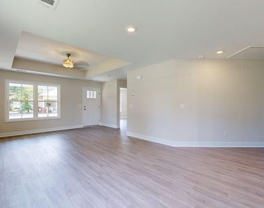 2 N Roundtree Street - Photo Thumbnail 2