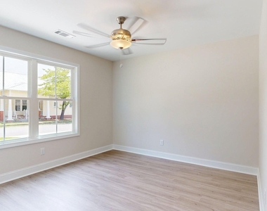 2 N Roundtree Street - Photo Thumbnail 9
