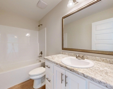 2 N Roundtree Street - Photo Thumbnail 7