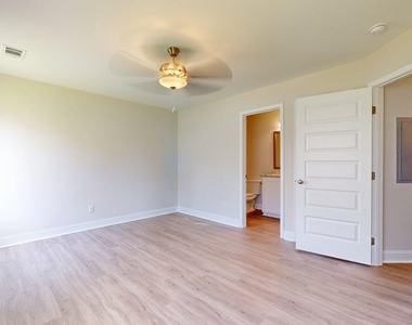 2 N Roundtree Street - Photo Thumbnail 12