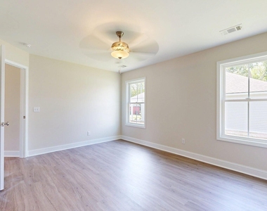2 N Roundtree Street - Photo Thumbnail 13