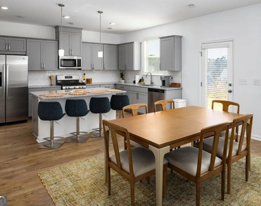 2319 Derrick Drive - Photo Thumbnail 4