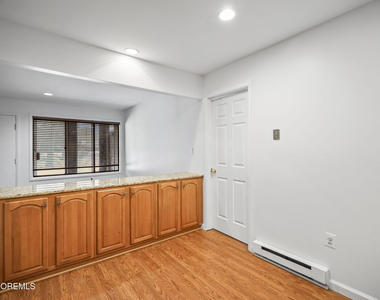 110 Amberly Drive - Photo Thumbnail 9