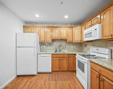110 Amberly Drive - Photo Thumbnail 7