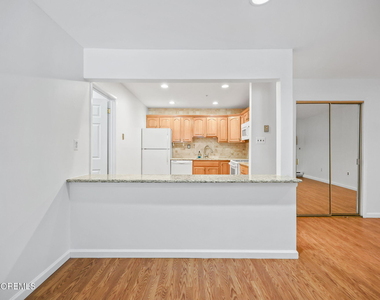 110 Amberly Drive - Photo Thumbnail 5