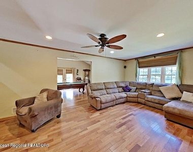 31 Oakland Drive - Photo Thumbnail 8