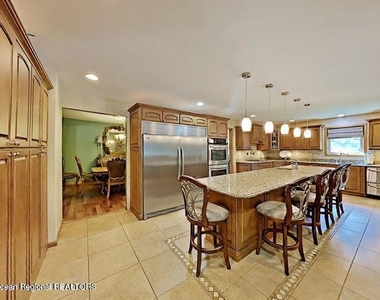 31 Oakland Drive - Photo Thumbnail 7