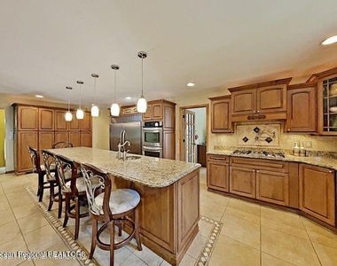 31 Oakland Drive - Photo Thumbnail 4