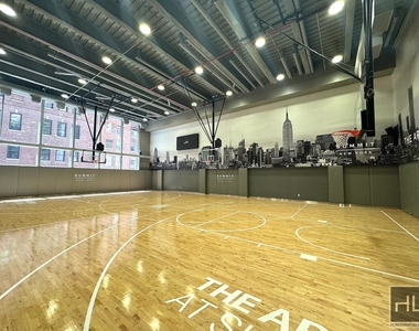 East 44th Street - Photo Thumbnail 7