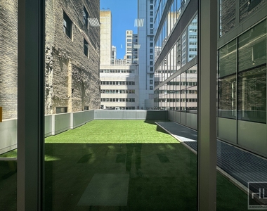 East 44th Street - Photo Thumbnail 9