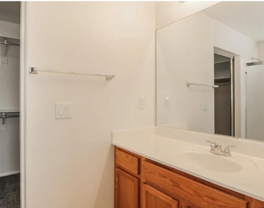 15986 W Durango Street - Photo Thumbnail 9