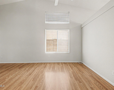 9969 W Mackenzie Drive - Photo Thumbnail 12