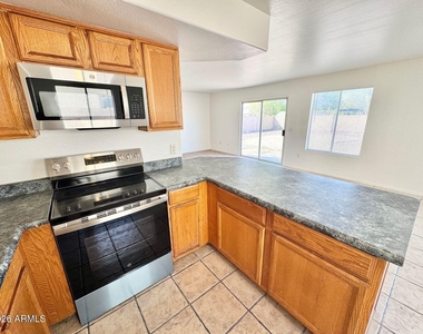 12214 W Apache Street - Photo Thumbnail 7
