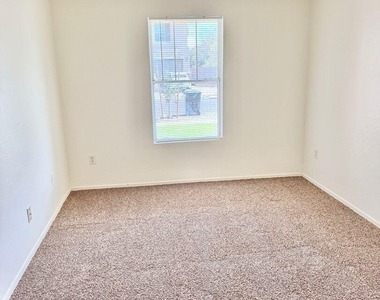 12214 W Apache Street - Photo Thumbnail 8