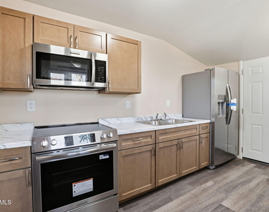 830 N 10th Avenue - Photo Thumbnail 11