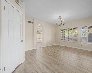 15643 N 50th Street - Photo Thumbnail 9