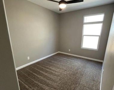 8530 W Millerton Way - Photo Thumbnail 6