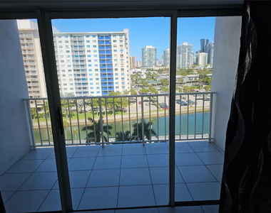 500 Bayview Drive - Photo Thumbnail 3