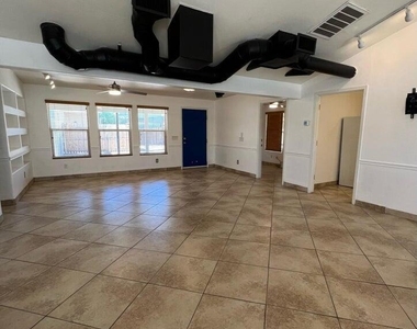 1613 W Mountain View Road - Photo Thumbnail 2