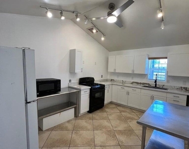 1613 W Mountain View Road - Photo Thumbnail 3