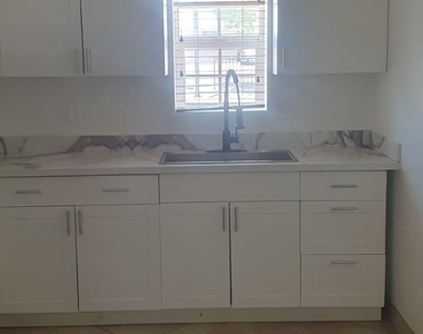 1613 W Mountain View Road - Photo Thumbnail 6