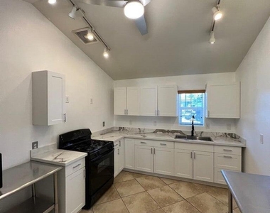 1613 W Mountain View Road - Photo Thumbnail 7